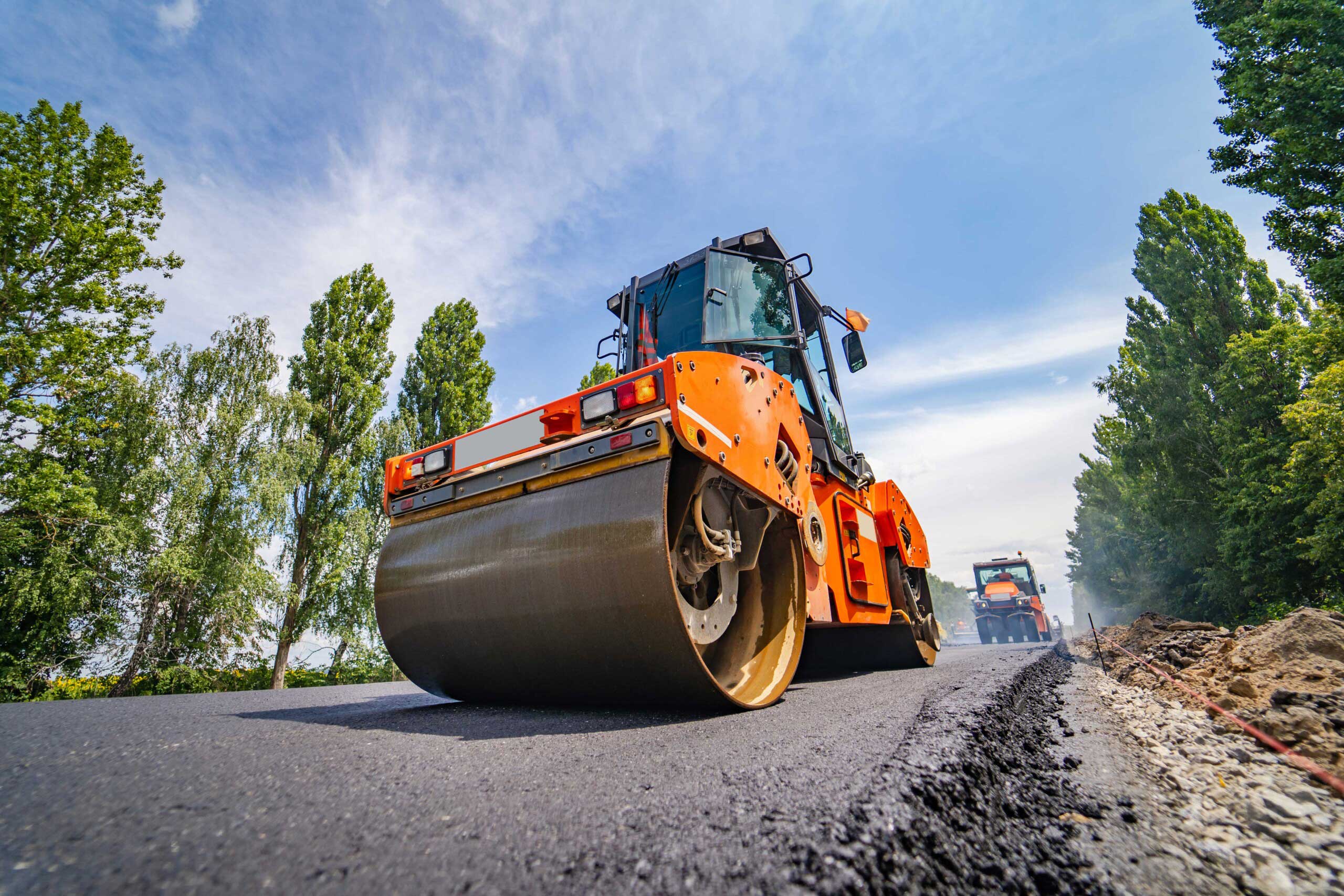 maschine-strassenbau Straßenbaumaschinen von S&A Galabau im Einsatz auf einer Baustelle.